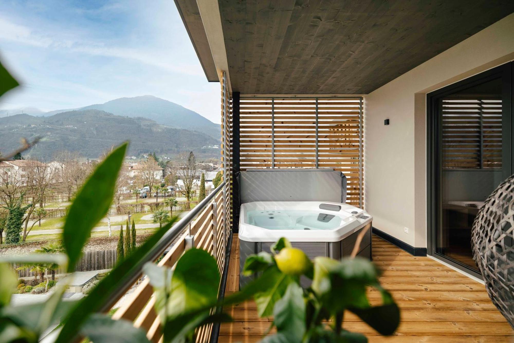 Hotel Pfeiss Лана Екстериор снимка