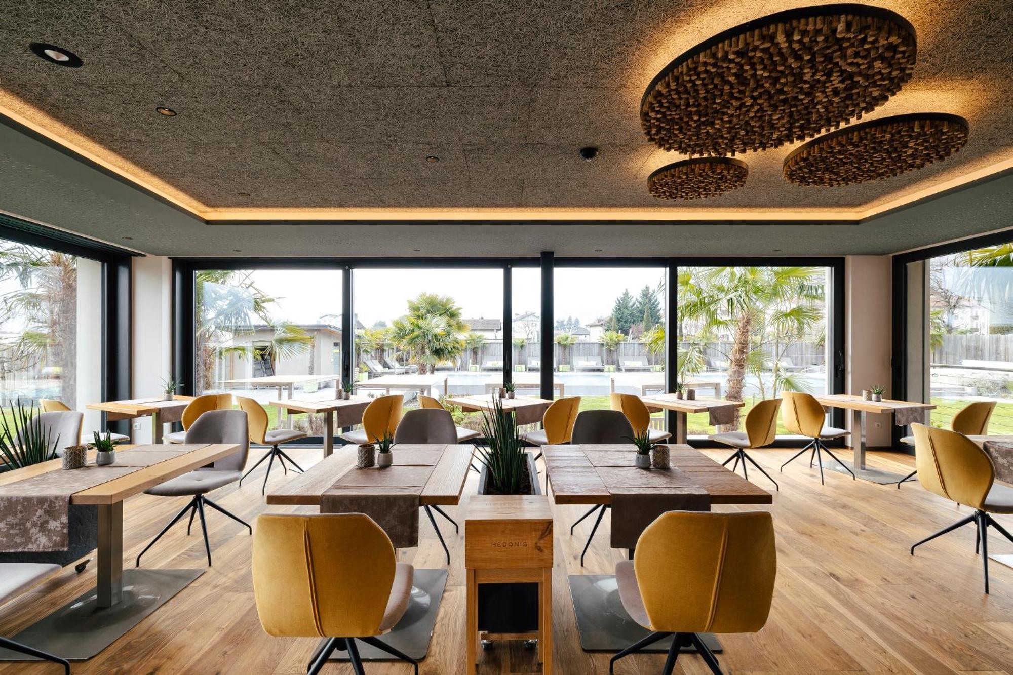 Hotel Pfeiss Лана Екстериор снимка