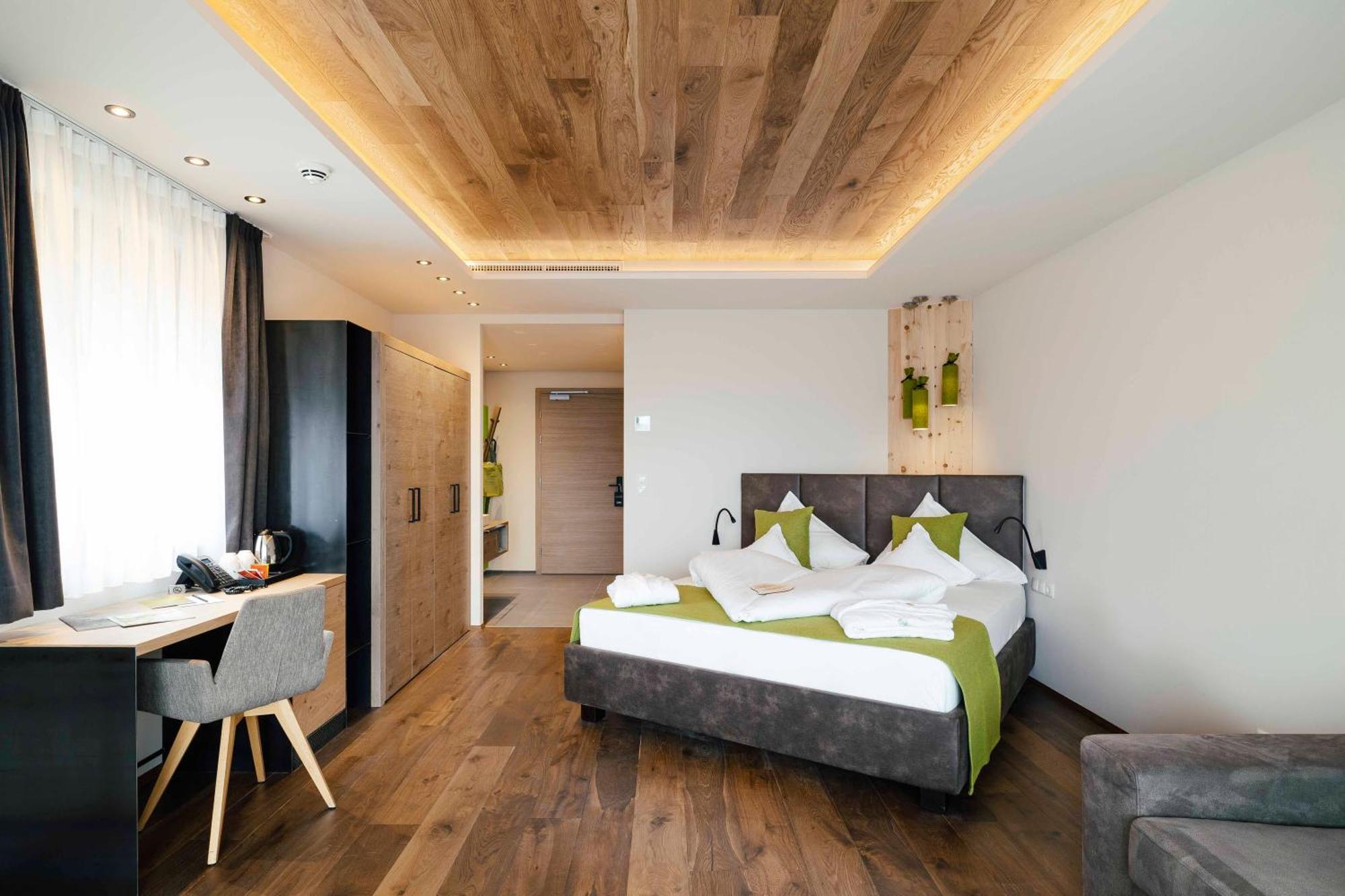 Hotel Pfeiss Лана Екстериор снимка