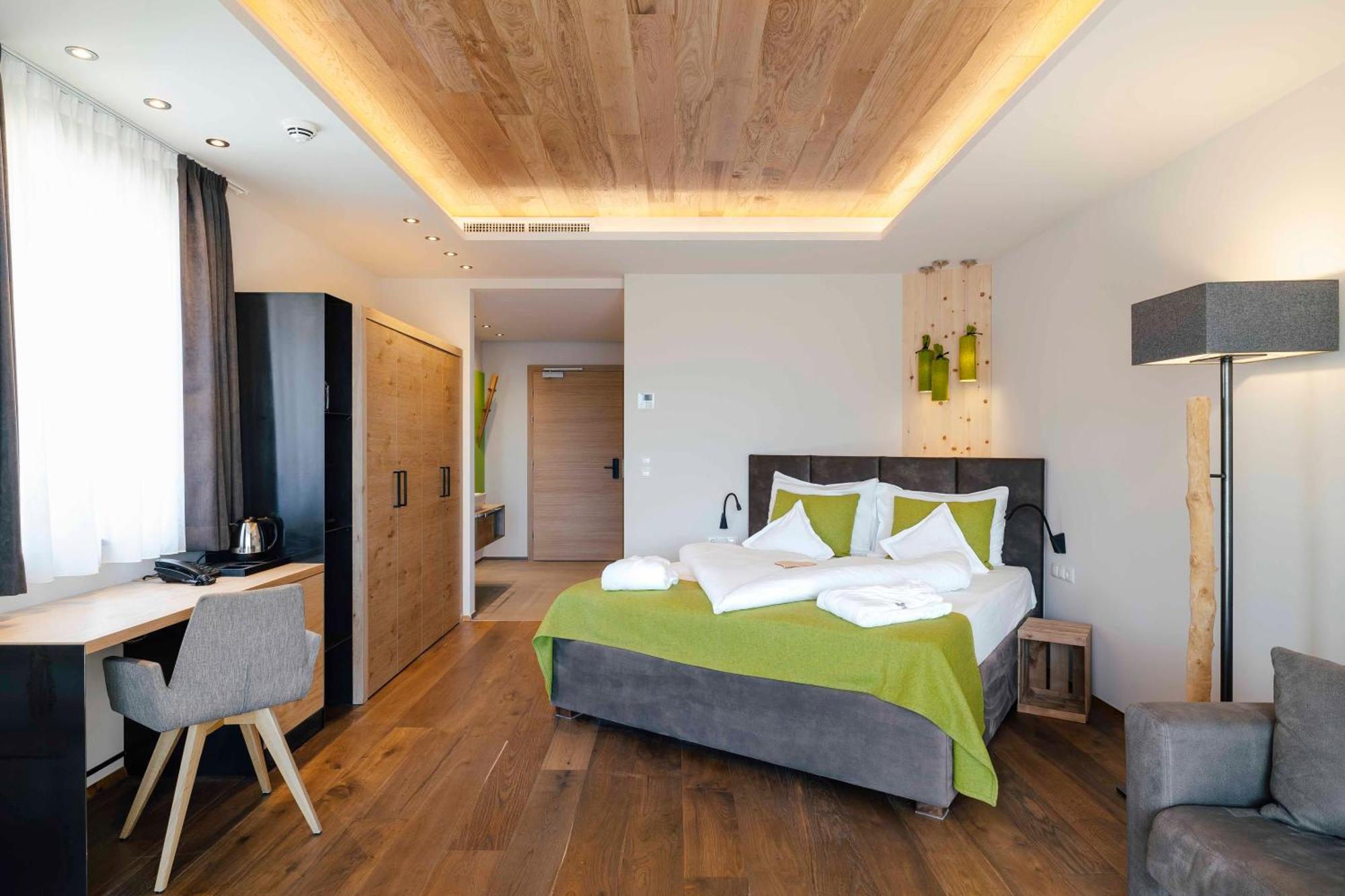 Hotel Pfeiss Лана Екстериор снимка
