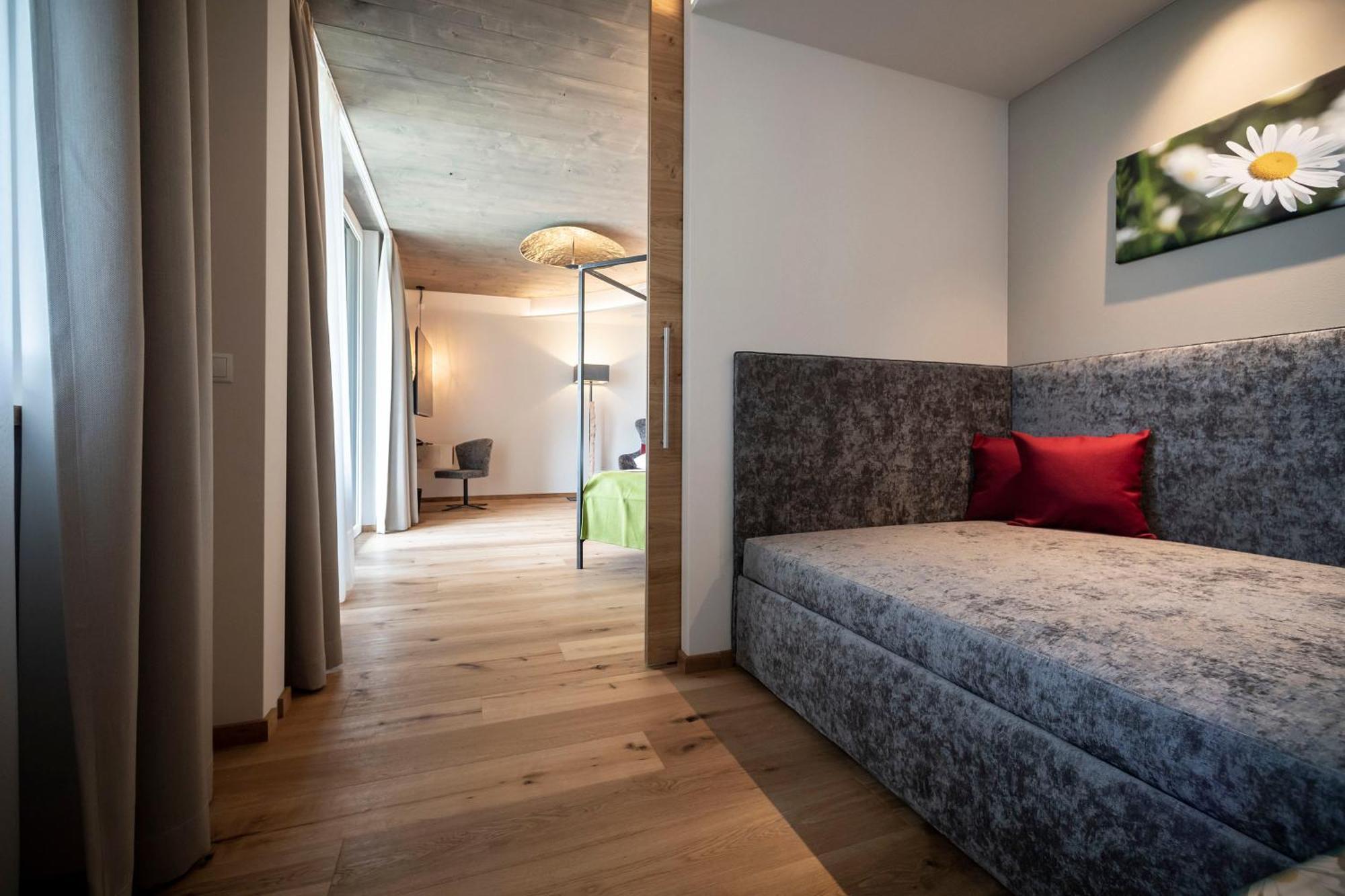 Hotel Pfeiss Лана Екстериор снимка
