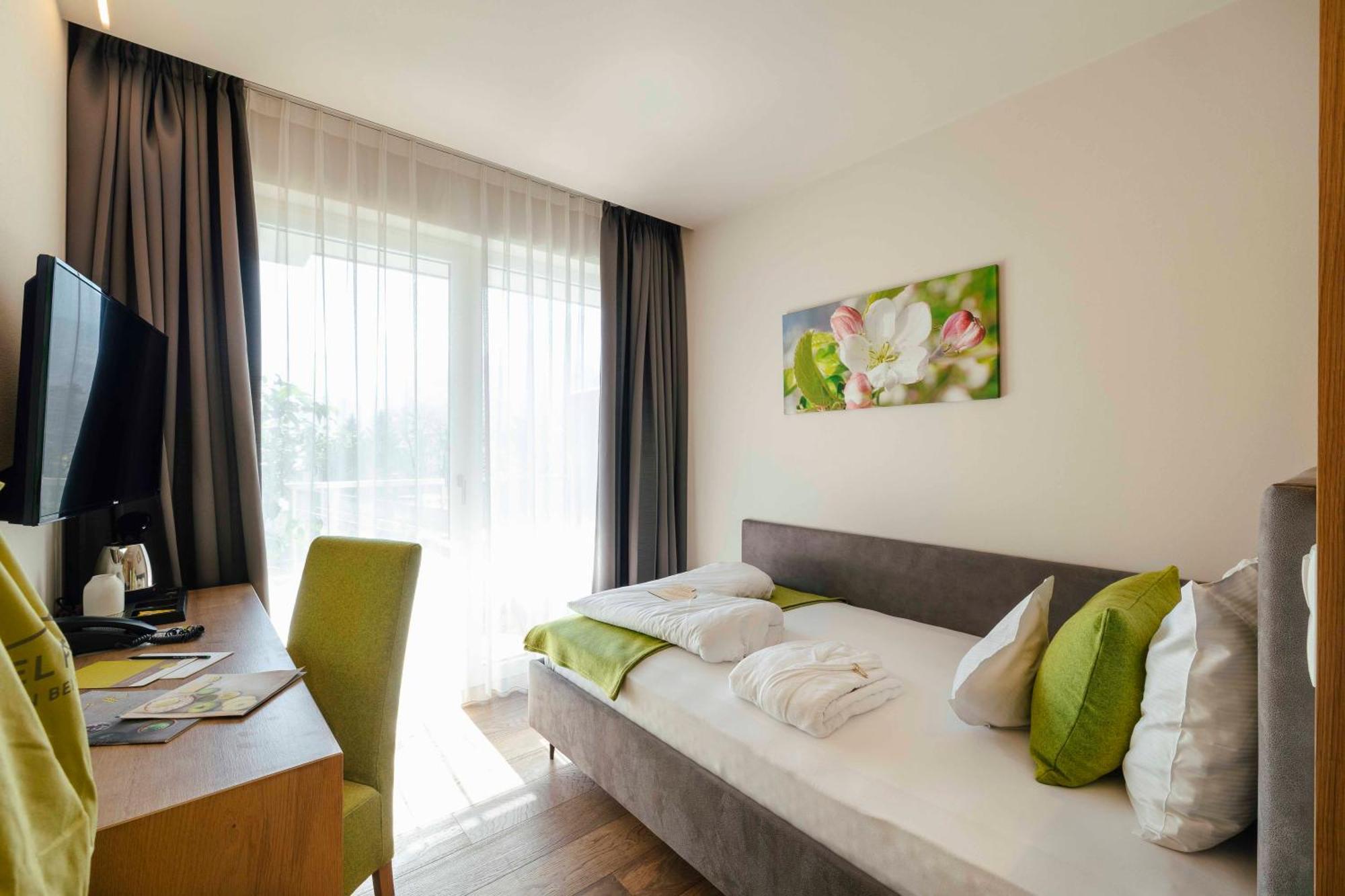 Hotel Pfeiss Лана Екстериор снимка
