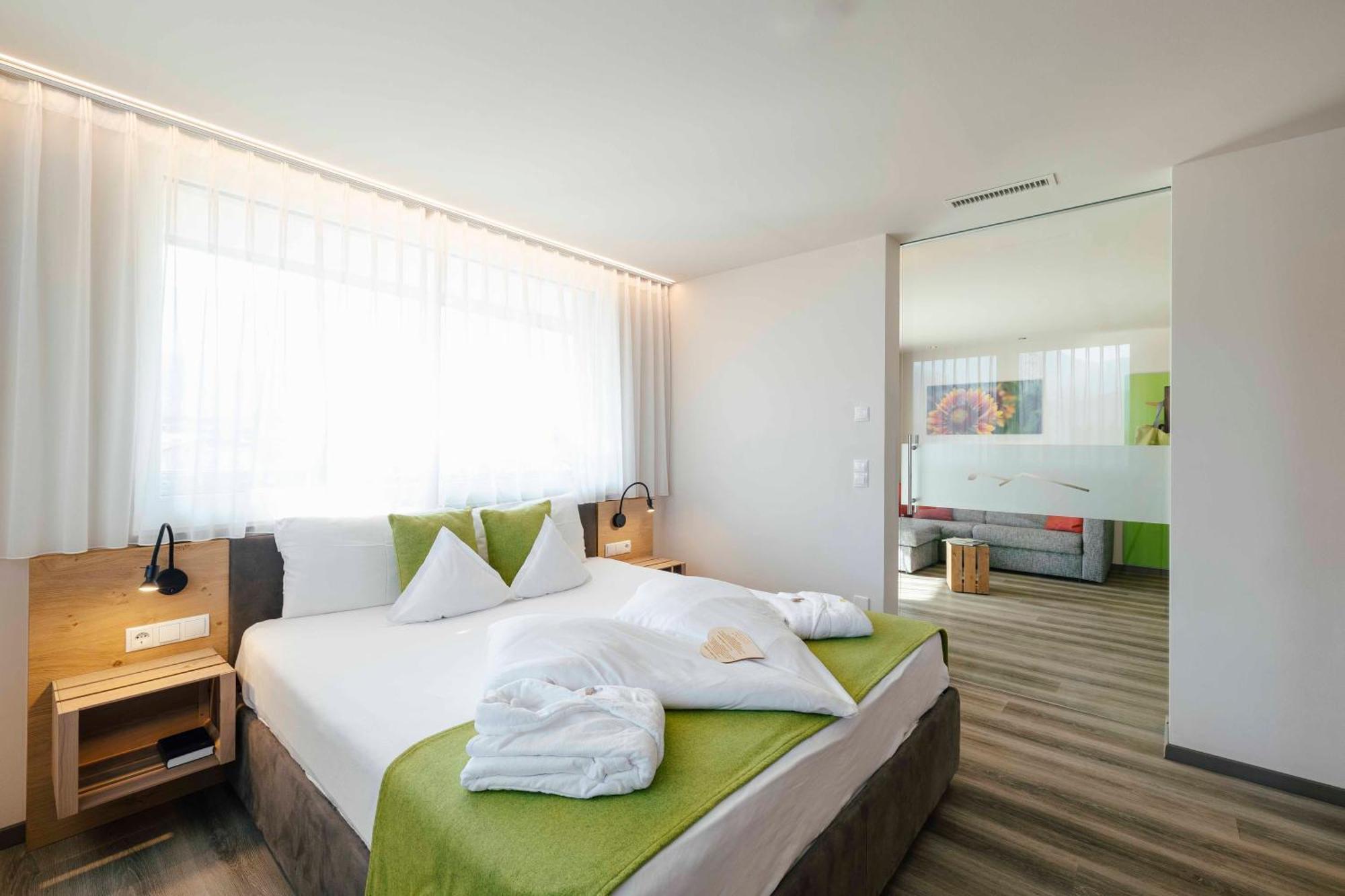 Hotel Pfeiss Лана Екстериор снимка