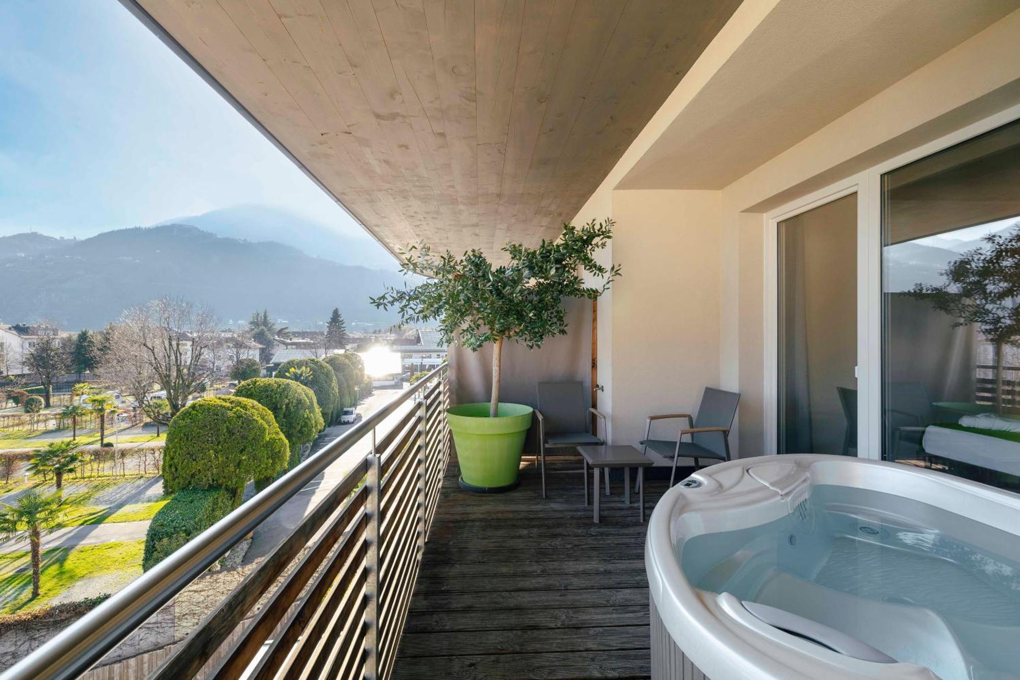 Hotel Pfeiss Лана Екстериор снимка
